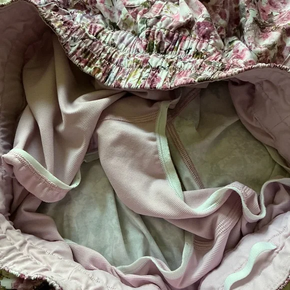 Lululemon Tracker Short V *4"‎ Blossom Spritz Multi - Picture 3 of 5